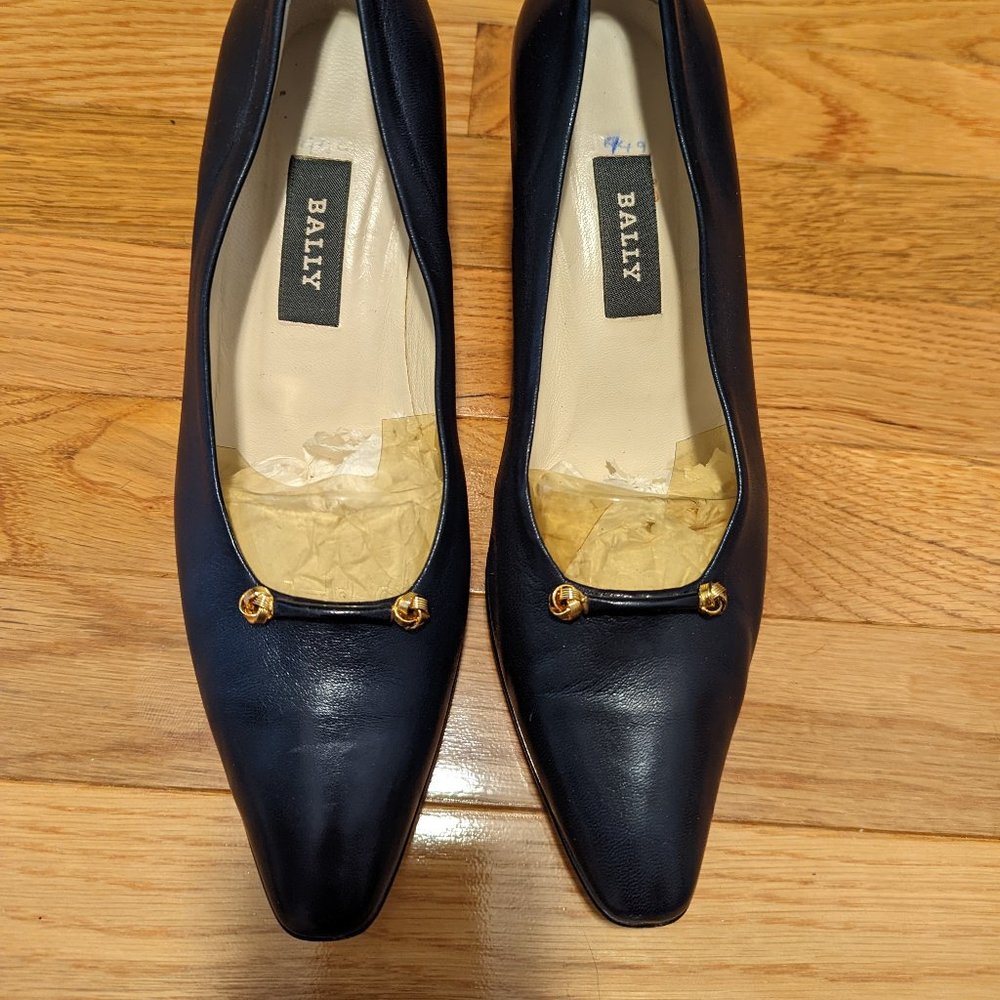 (Pre-owned) Bally Juniper Navy Leather Pumps with gold detail Size 9